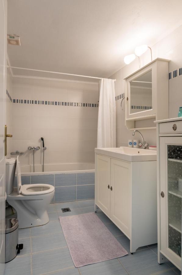 Avelia Blue Apartment Asprogerakata Ngoại thất bức ảnh