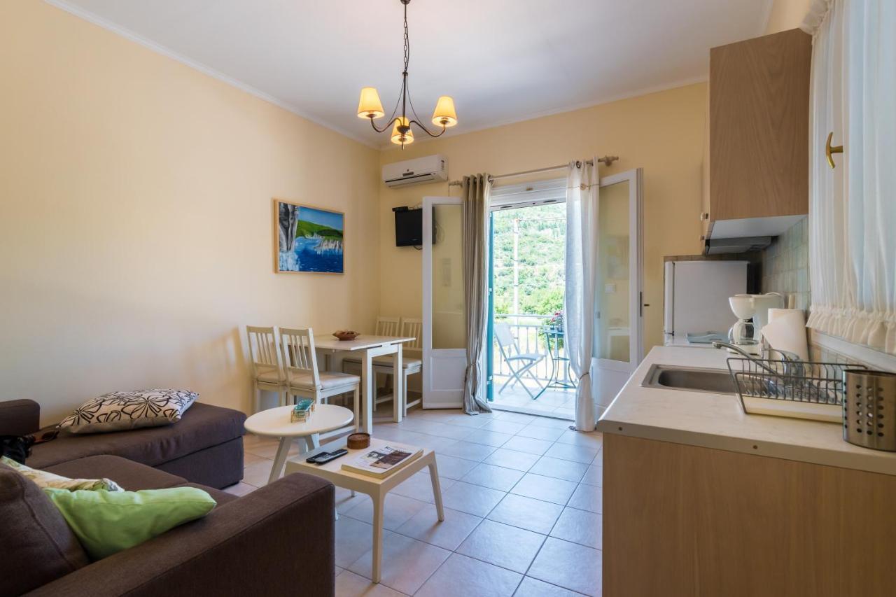 Avelia Blue Apartment Asprogerakata Ngoại thất bức ảnh