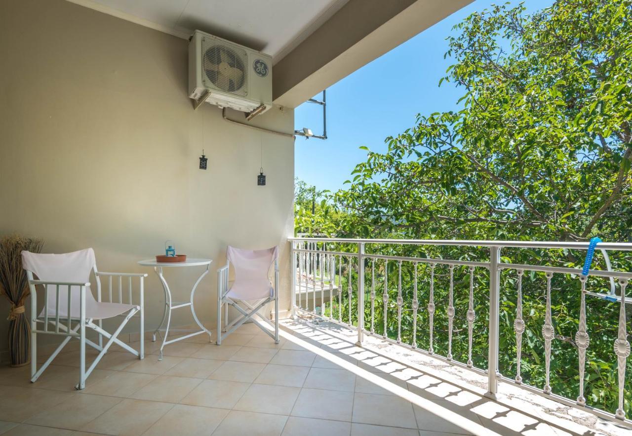 Avelia Blue Apartment Asprogerakata Ngoại thất bức ảnh